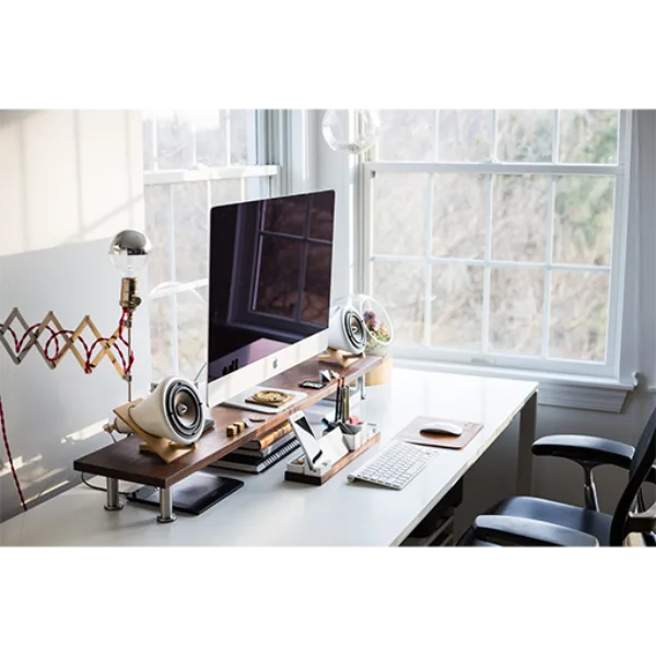Espaço de trabalho digital com computador e acessórios profissionais, promovendo parceria B2B entre empresas na plataforma SuoViaggio, ambiente colaborativo e moderno ideal para networking e negócios.